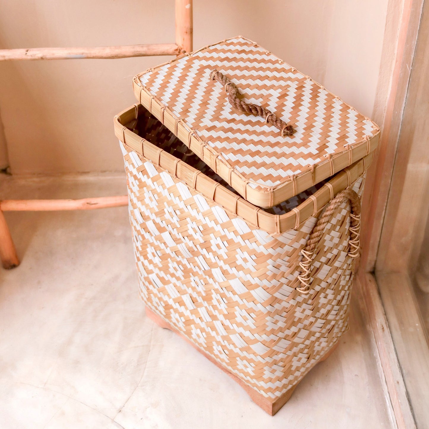 Laundry Basket with Lid DARI Handwoven from Bamboo with a Beige White Zig Zag Pattern