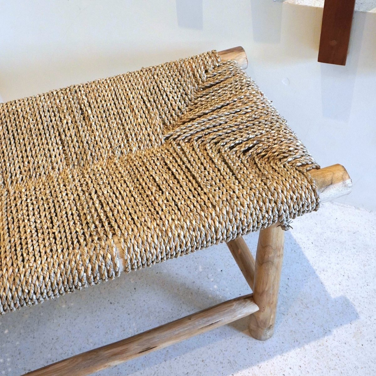 Bank SUNGAI gemaakt van massief hout met zitvlak van geweven zeegras