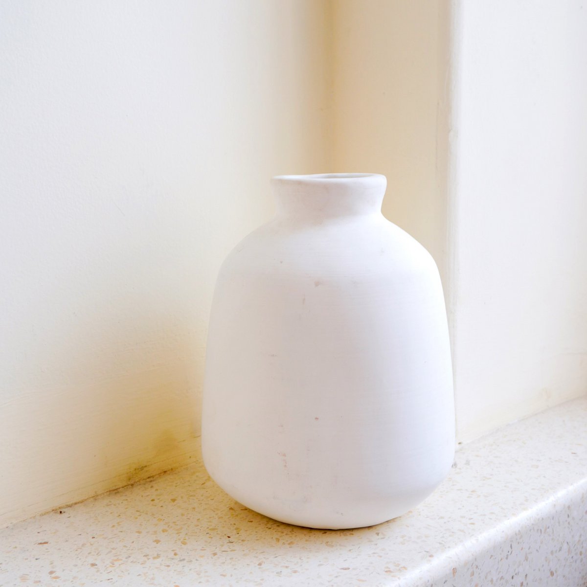 Vaas Witte kleine ronde decoratieve vaas voor gedroogde of verse bloemen, handgegoten uit klei met BAWA