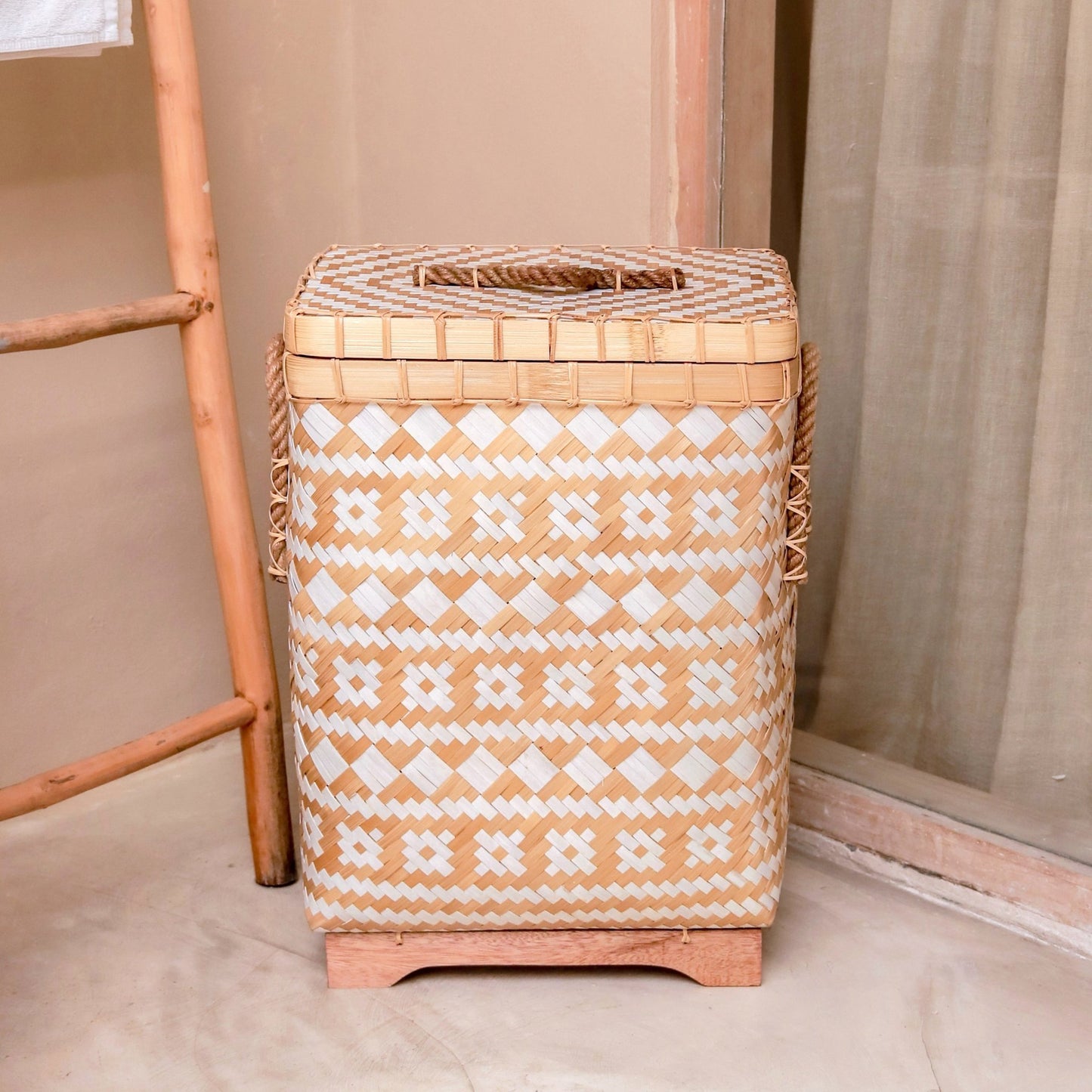 Laundry Basket with Lid DARI Handwoven from Bamboo with a Beige White Zig Zag Pattern